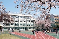 小学校　新宿区立天神小学校（小学校）まで385m