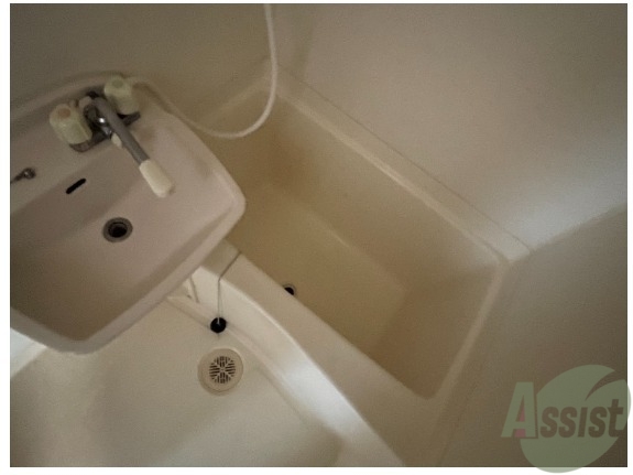 バス・シャワールーム　お風呂はこちら。１人暮らしにはピッタリのサイズ感ですね！