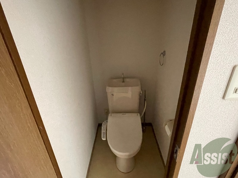 トイレ　トイレはウォシュレット機能付きです。安心して使用できますね。