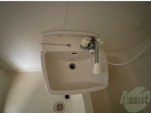 洗面設備　洗面台はバスルームの横に付いていました。