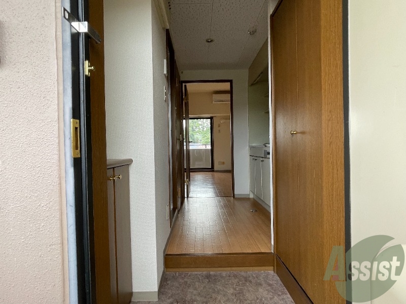 玄関　玄関から撮影しました。明るい印象ですね。