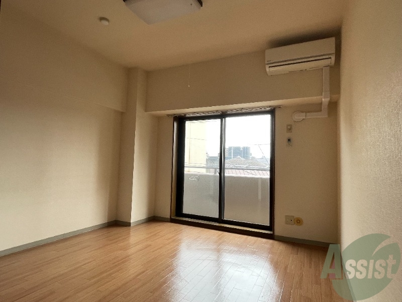 居室・リビング　８帖の洋室になります。シンプルで使いやすそうですね。