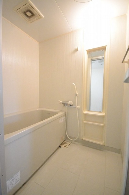 バス・シャワールーム　別号室の写真　間取りは反転です。