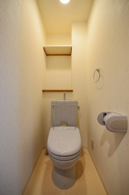 トイレ　別号室の写真　間取りは反転です。