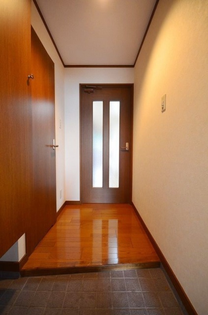 玄関　別号室の写真　間取りは反転です。