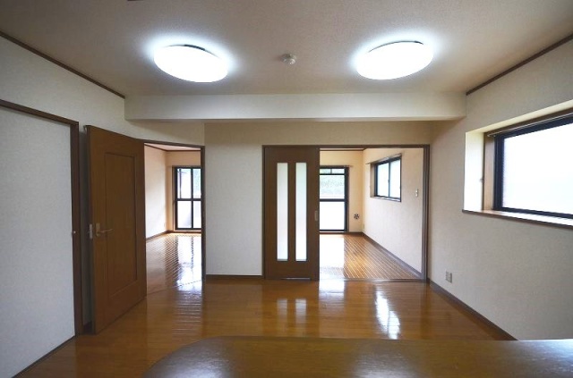 居室・リビング　別号室の写真　間取りは反転です。