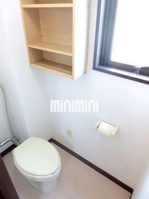 トイレ　トイレにも大きな窓と収納棚付き☆