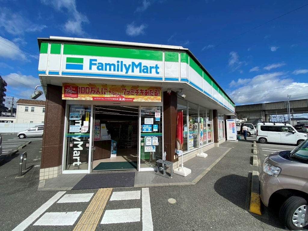 コンビニ　ファミリーマート　梅ヶ枝町店（コンビニ）まで505m