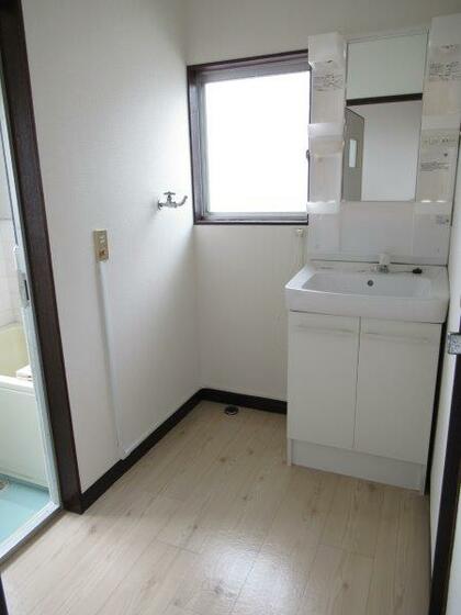 洗面設備　広々とした脱衣所、独立洗面台があります