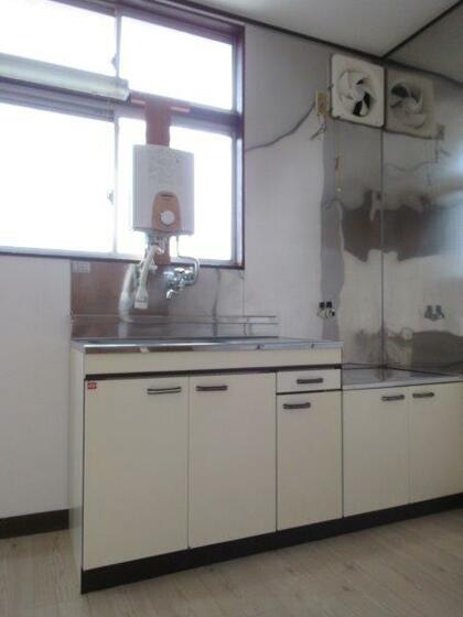 キッチン　明るいキッチンスペース