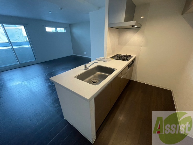 キッチン　システムキッチン完備で３口ついているので料理もできます！