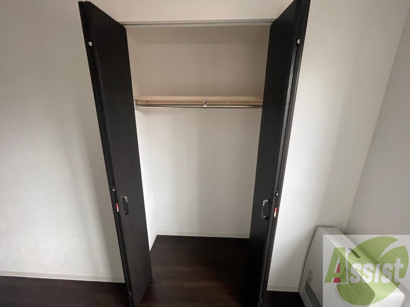 収納　こちらの収納にはハンガーをかけて服もしまえますね。