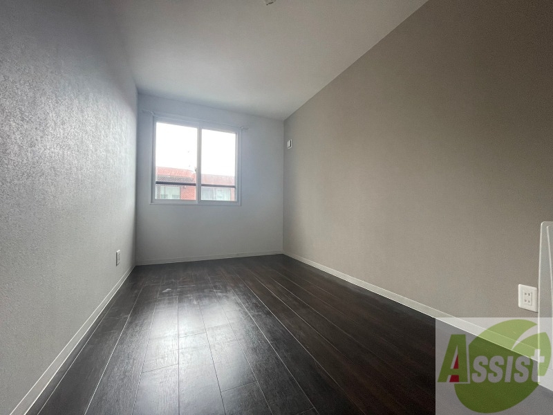 その他部屋・スペース　寝室はこちらです。光が差し込む、温かみのあるお部屋です。