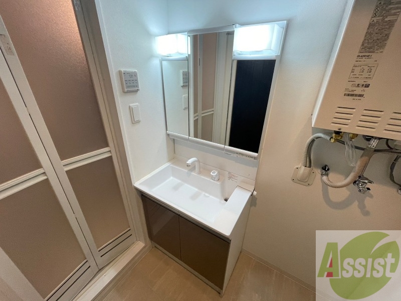 洗面設備　シャンプードレッサー。身支度はここでばっちりですね。