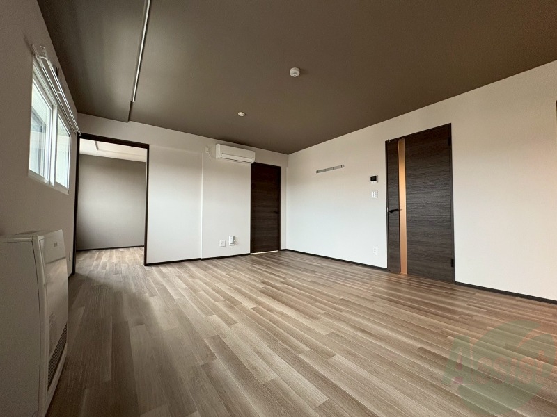 居室・リビング　日当たりが良くて心地よく過ごせそうなお部屋です。