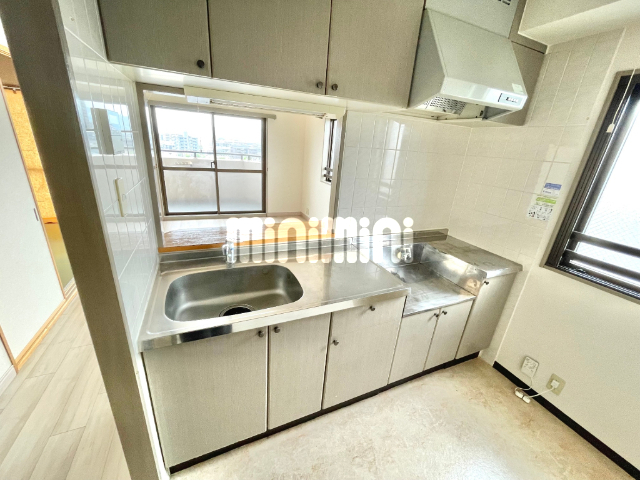 キッチン　キッチンスペースは余裕ある広さですね。