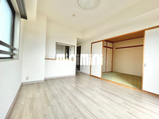 居室・リビング　リビングは対面型のカウンターキッチンです。