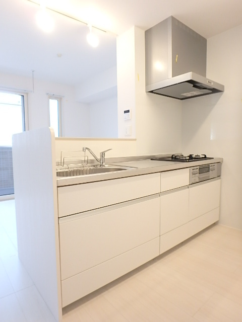 キッチン　対面式のシステムキッチン※別室参考写真