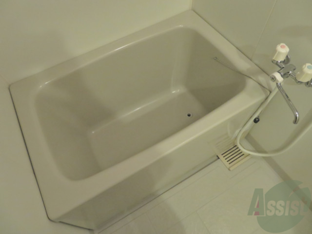 バス・シャワールーム　浴室は、綺麗な浴槽が設置されています。