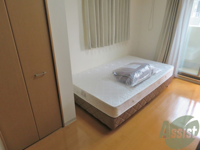 その他部屋・スペース　寝室はリビングと同室です。ベットが設置されているので便利