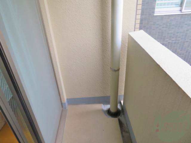 バルコニー　バルコニーには、洗濯物を干せるスペースが有るので安心ですね。