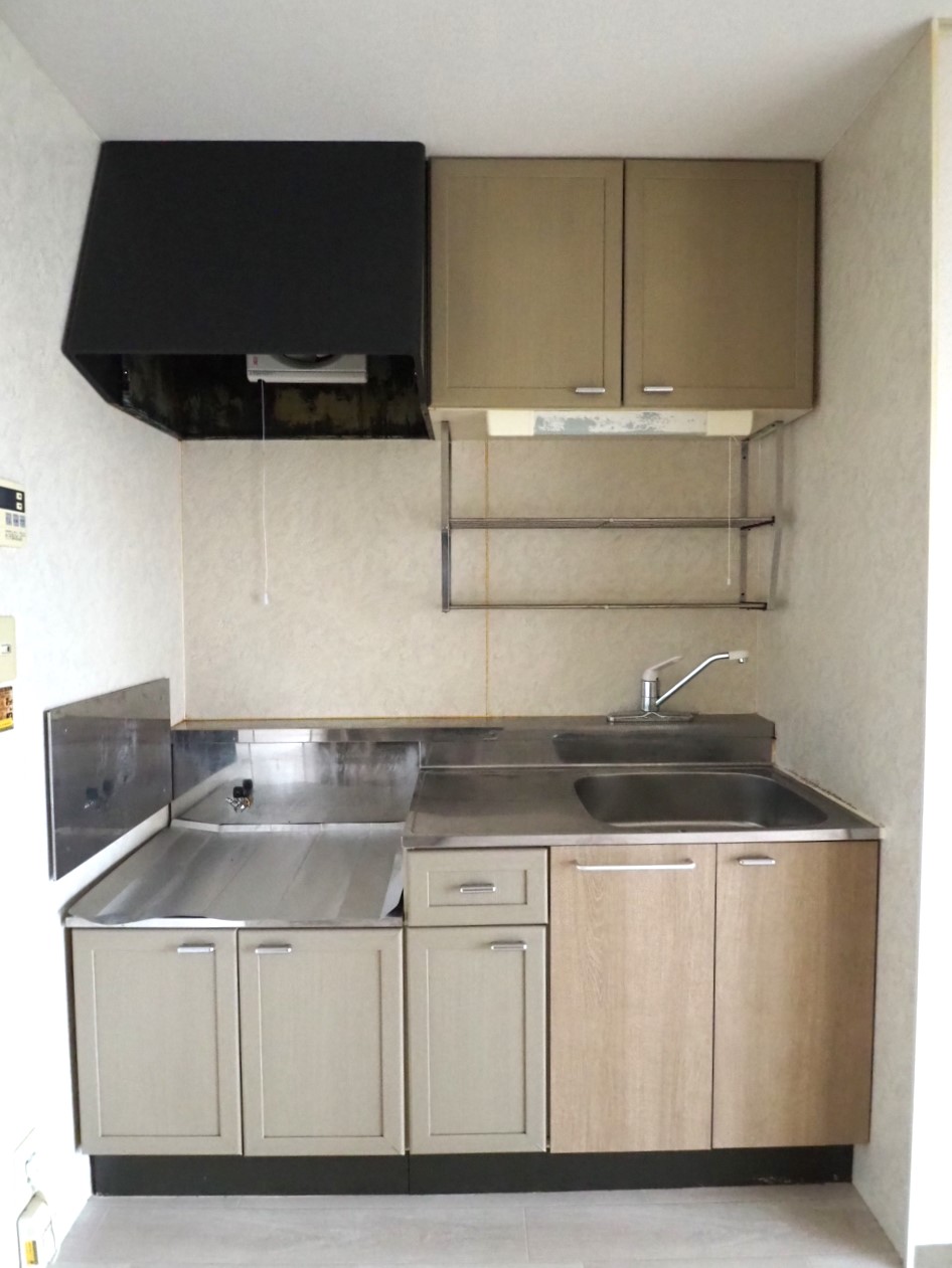 キッチン　オープンキッチン　吊戸棚、シンク、換気扇あります