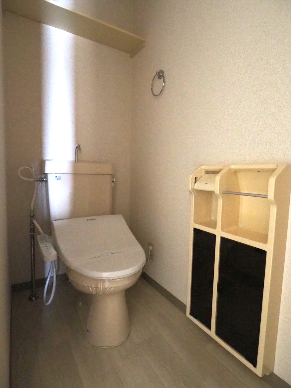 トイレ　快適な温水洗浄便座付　ペーパーホルダー、タオル掛けあります