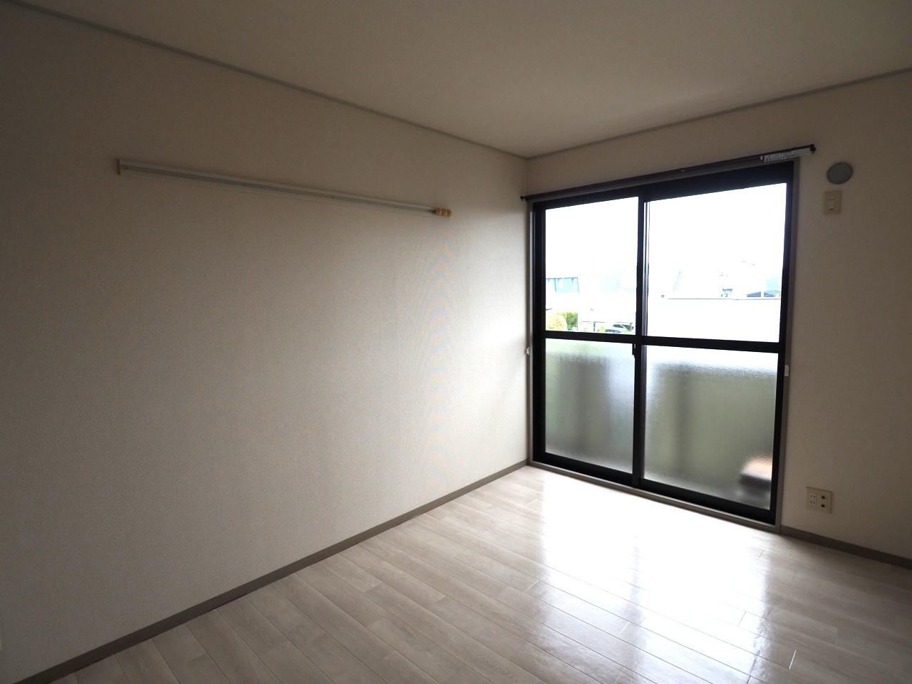 居室・リビング　南西側居室6帖　お掃除しやすい洋室のお部屋です