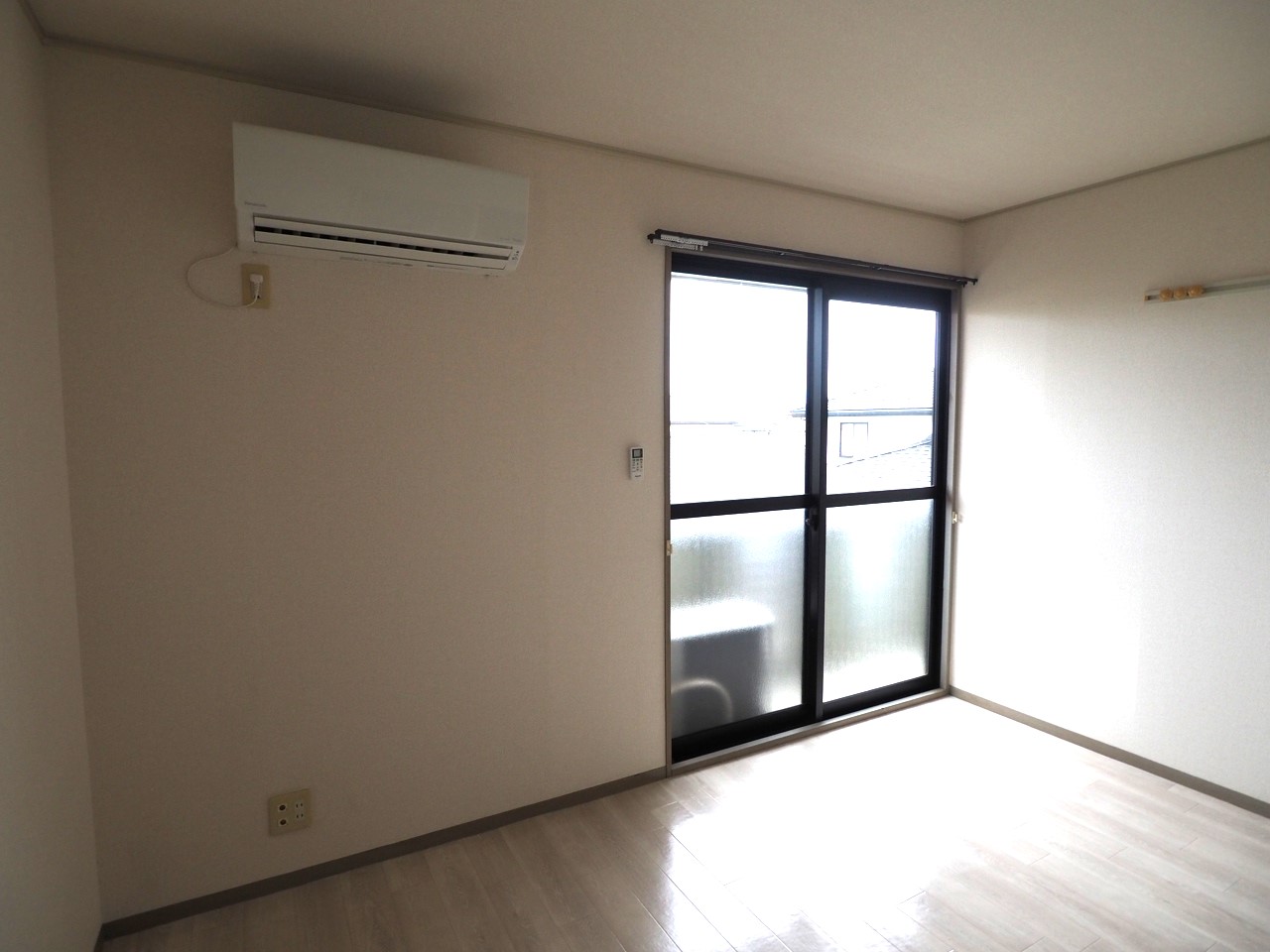 居室・リビング　南側居室6帖　爽やかな白を基調とした明るいお部屋です