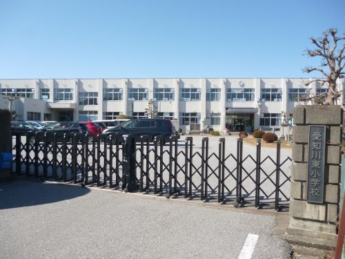 小学校　愛荘町立愛知川東小学校（小学校）まで627m