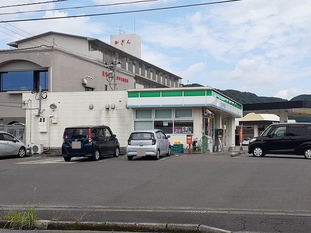コンビニ　ファミリーマートはとや新町店（コンビニ）まで600m