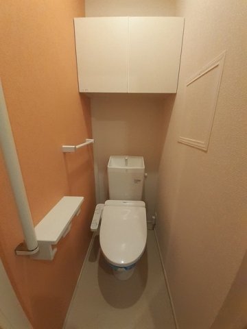 トイレ　落ち着いた色調のトイレです