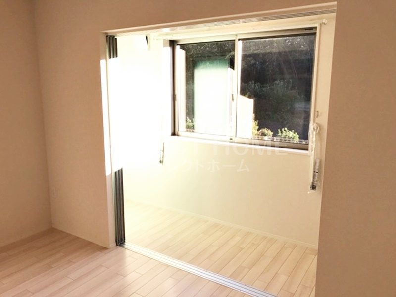 バルコニー　暖かな日差しのふりそそぐバルコニー