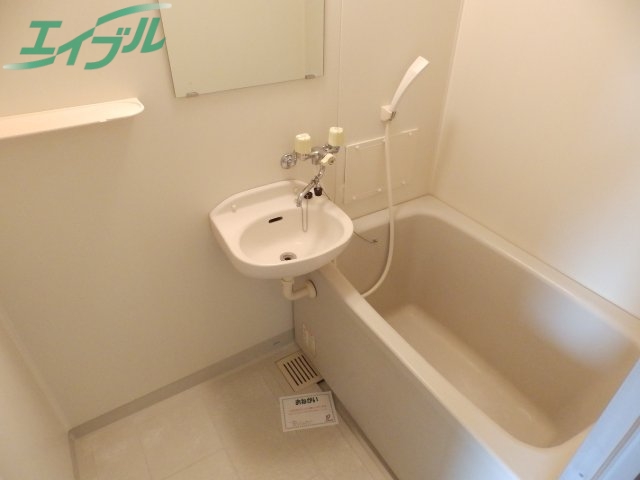 バス・シャワールーム　別部屋同型反転タイプです。