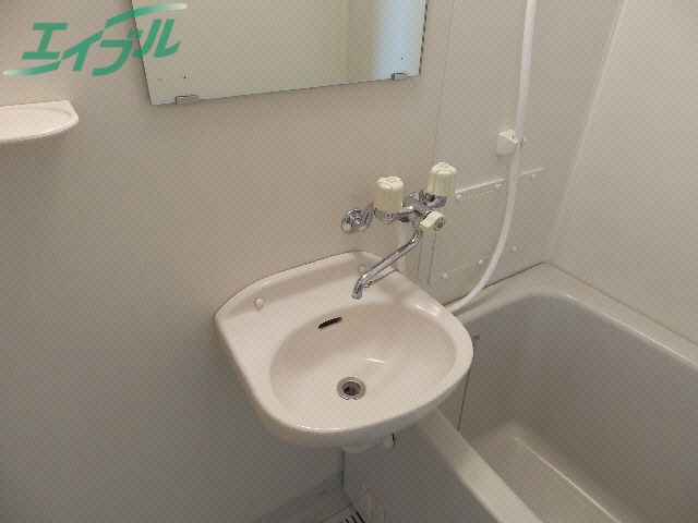 洗面設備　別部屋同型反転タイプです。