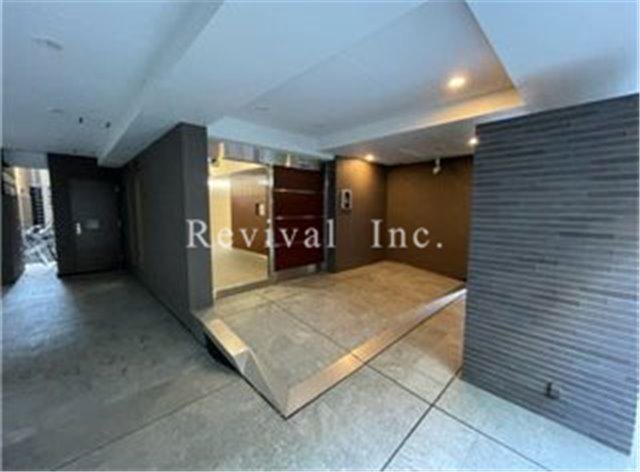 エントランス　重厚感ある建物