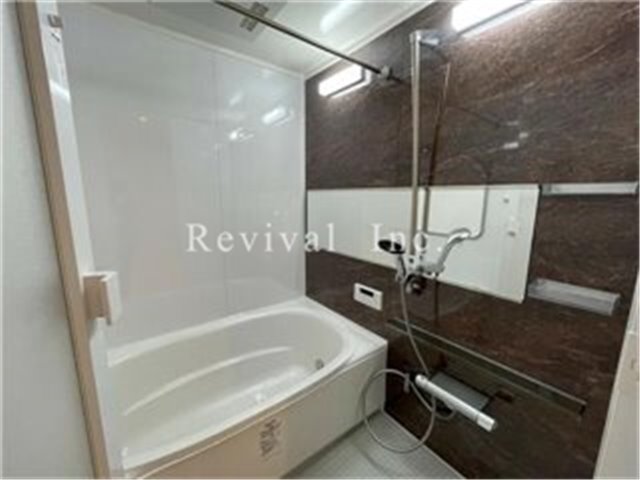 バス・シャワールーム　追い焚き・浴室乾燥完備でございます