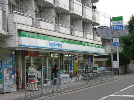コンビニ　ファミリーマート 竹田駅前店（コンビニ）まで746m