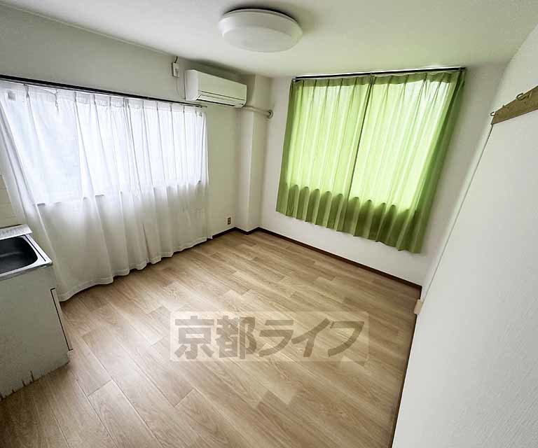 居室・リビング　落ち着いた雰囲気のお部屋です