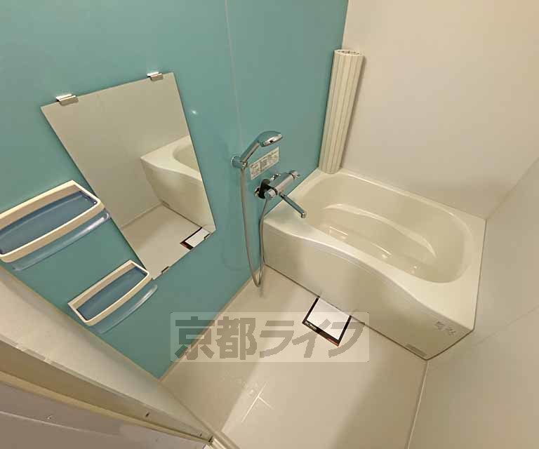 バス・シャワールーム　アクセントパネルがお洒落な浴室です。