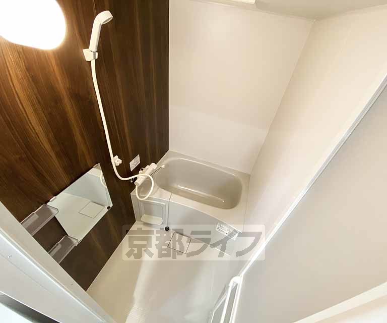 バス・シャワールーム　鏡のある便利なお風呂