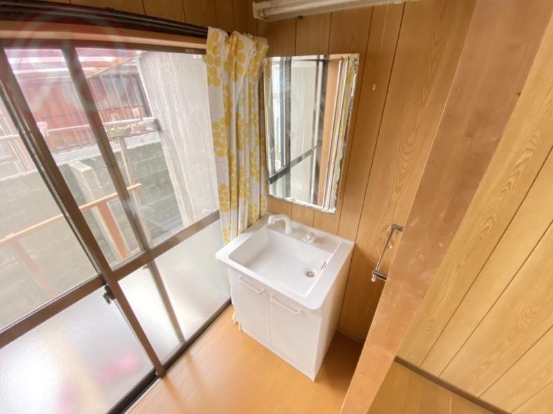 洗面設備　独立洗面台、小物を置くことができて便利です