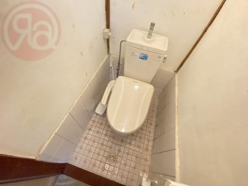 トイレ　落ち着いた色調のトイレです