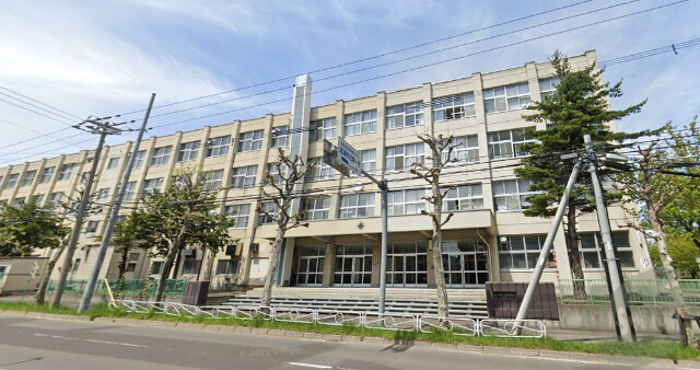 中学校　札幌市立八条中学校（中学校）まで897m