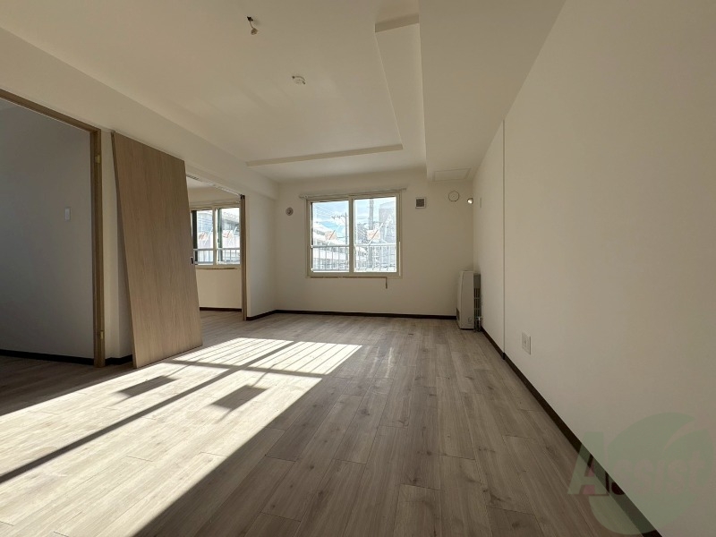 居室・リビング　木目のフローリングは落ち着きのある印象のお部屋になりますね。