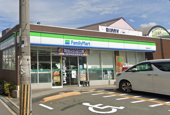 コンビニ　ファミリーマート（コンビニ）まで1218m