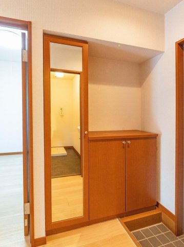 玄関　姿見ミラー付きの靴箱