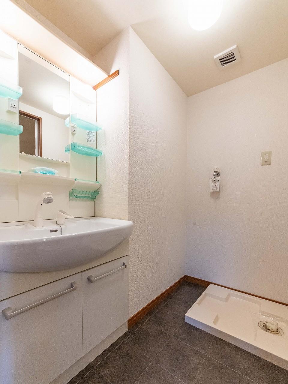 洗面設備　独立洗面台と洗濯パン