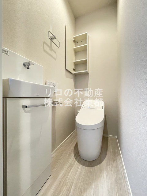 トイレ　白基調で清潔感のあるトイレです♪