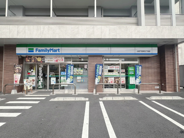 コンビニ　ファミリーマート小倉下到津五丁目店（コンビニ）まで384m